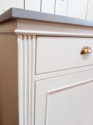 フランスアンティーク家具によく見るモールディングの装飾。