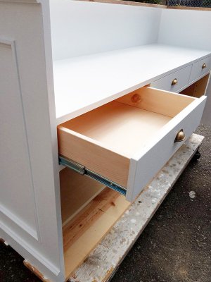 スライドレールでスムーズに動作する引出し。