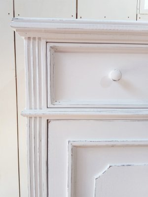 各部にモールディング加工を施したアンティーク調デザインの特注家具です。