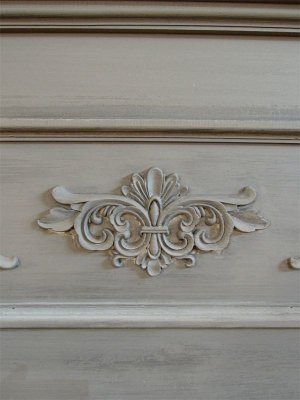 デコラティブなレリーフが目を引くレジカウンター。