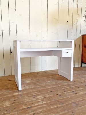 ご希望で引出しを付けることもできるネイルテーブル。