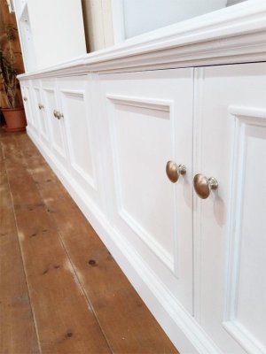 扉の取っ手は100種類以上のデザインから選べます。