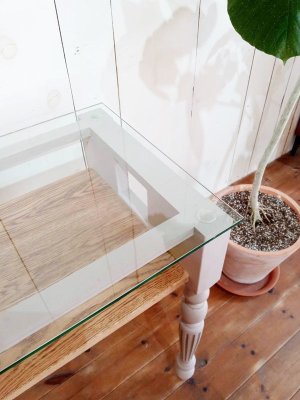 トップは強化ガラス、その下には木目の美しいオーク材のテーブル付き。