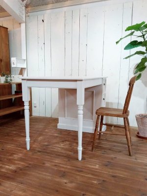 スリムなターンドレッグ（ろくろ足）を使った珍しいネイルテーブル。