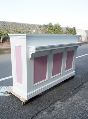 正面には荷物置きを兼ねたディスプレイシェルフがついています。