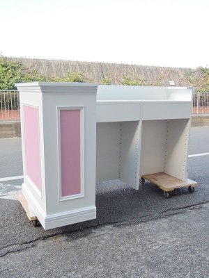 御社のイメージに合ったカラーオーダーができる特注レジ台です。