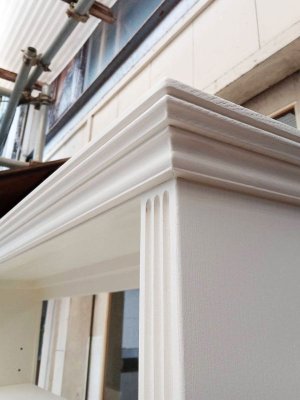 各部にモールディング加工を施したアンティーク調の店舗什器です。