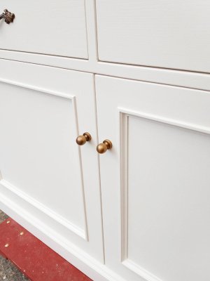 ホワイトペイントにゴールド(真鍮)の取っ手が良く似合う店舗什器。