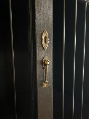 こちらは鍵を開けた状態。真鍮色の装飾金物が目を引きます。