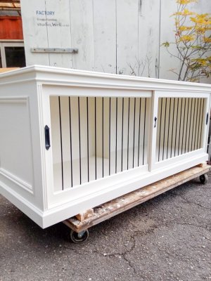 ゲージの中に、85×60cmのペットマットを並べられるようになっています。