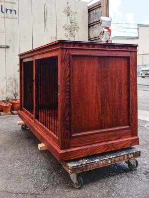 全体にモールディング装飾を施したアンティーク調デザインの室内用犬小屋