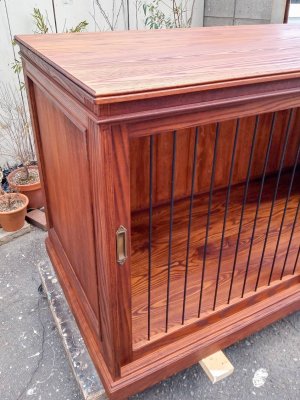 スライド式の扉に、鉄棒の柵が付いています。