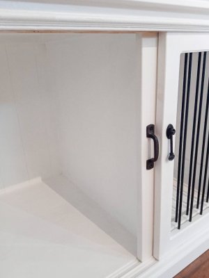 内側中央に仕切りがあって、中は左右別空間になっています。