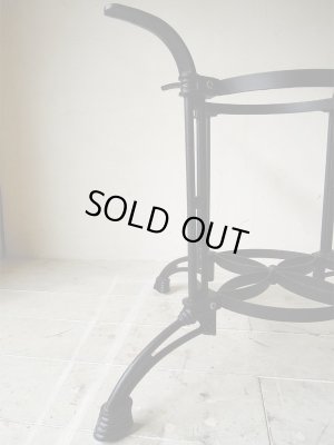 鉄脚は簡単な組み立て式なので、一般の方もご購入いただけます