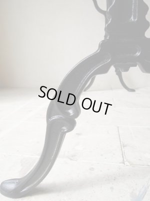 重厚感がある黒塗りの鉄脚