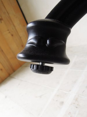 足元には高さ調整ができるアジャスターつき