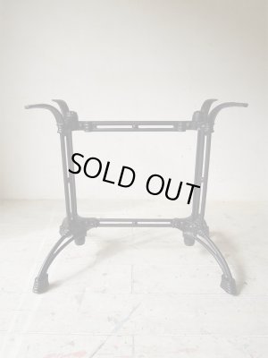 鉄脚は組立式です。鋳物でどっしり重量感があります。