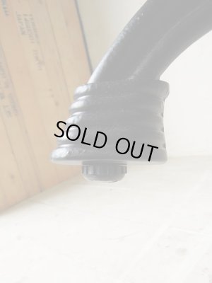 足元には高さ調整つのできるアジャスター付き