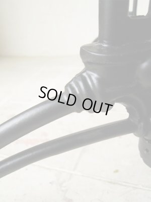 マットな黒塗り、鉄脚は組み立て式です