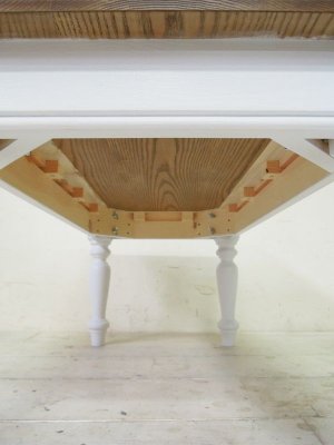 駒止という古い技法で天板を固定し、脚はネジ固定式です