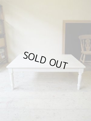 ターンドレッグ(ろくろ脚)のリビングテーブルです