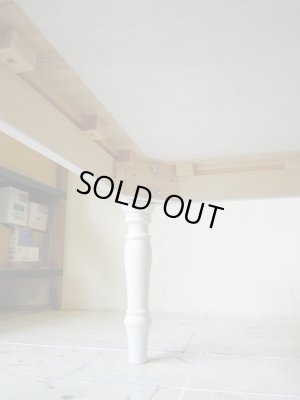 反りに対応できる駒止めという方法で天板を固定