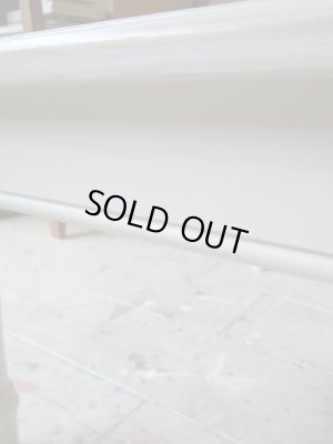 石灰を混ぜたこってりしたホワイトペイント