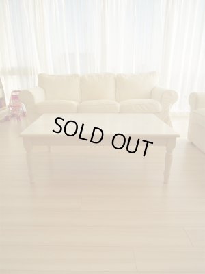 無垢材の重厚さを感じられるリビングテーブルです