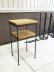鉄と木のコントラストが冴えるインダストリアルなサイドテーブル。