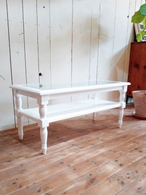 ろくろ脚やモールディング加工を施したアンティーク調家具です。