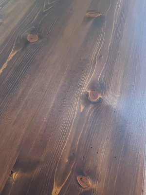 パイン材は節があり表情豊かな木目が特徴です。