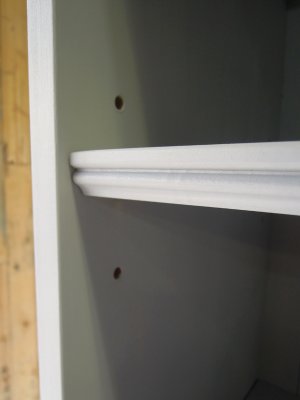 棚板にもモール加工を施してクラシックな雰囲気に