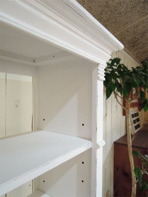 モールディングを施したアンティーク調デザインのオープンシェルフ。