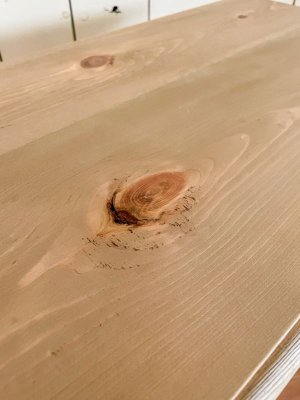 パイン材は節がある表情豊かな木目が特徴