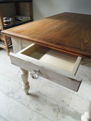 カトラリーやランチョンマットの収納に便利。