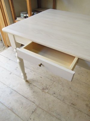 引出しが4杯ついています。文具やカトラリーなどを収納できます