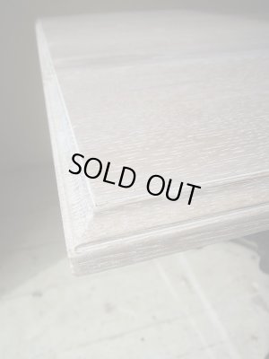 テーブルエッジにはアンティーク調のモール加工