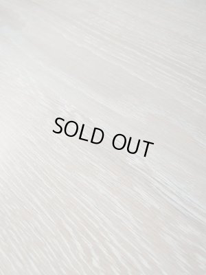 木目の隙間にホワイトが染み込んだシャビーな質感、オイルステイン仕上げでｓ