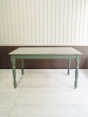 W1400はコンパクトな４人掛け、W1600や6人掛けのW1800サイズも