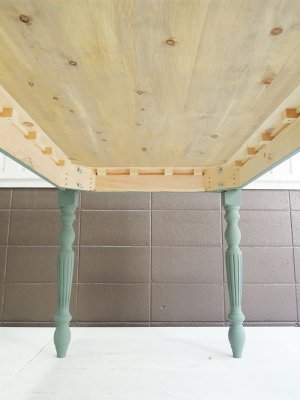 駒留めという古めかしい手法ですが、反りに対応する手法です