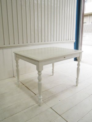 天板はシャビーホワイト、脚はこってりホワイトとピュアな印象