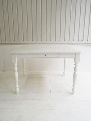 サイズオーダー、カラーオーダーができるダイニングテーブルです