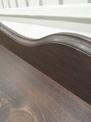 壁に接する面にアーチ状のつい立、汚れ防止にもなります