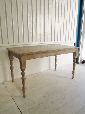 ムラのある塗装仕上げでアンティーク感を醸し出しますが、天板は耐水性のあるウレタン仕上げ