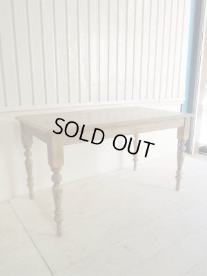 ムラのある塗装仕上げでアンティーク感を醸し出しますが、天板は耐水性のあるウレタン仕上げ