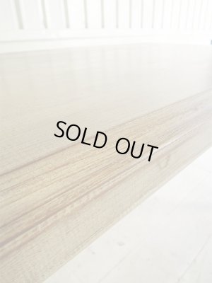 天板にはアンティーク調にデザインカットしてあります。