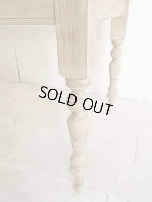 デコラティブでかっこいいターンドレッグ(ろくろ脚)。