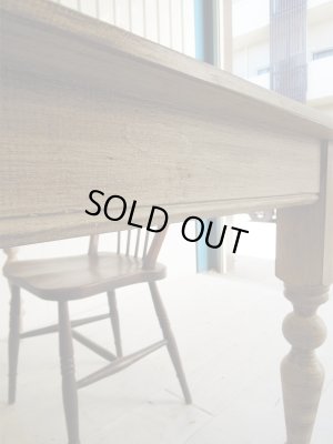 使い古したアンティーク家具のような佇まい、アンティークチェアを合わせて。