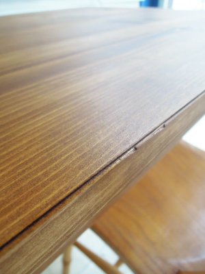 天板の端に少し切り込みを入れて、おしゃれさマシマシ。