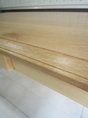 天板の端にはアンティーク調のモール加工